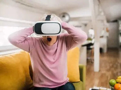 מישהו מבוגר עם סט VR