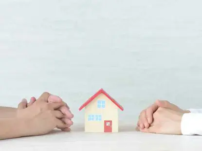 ידיים על שולחן מצידי בית