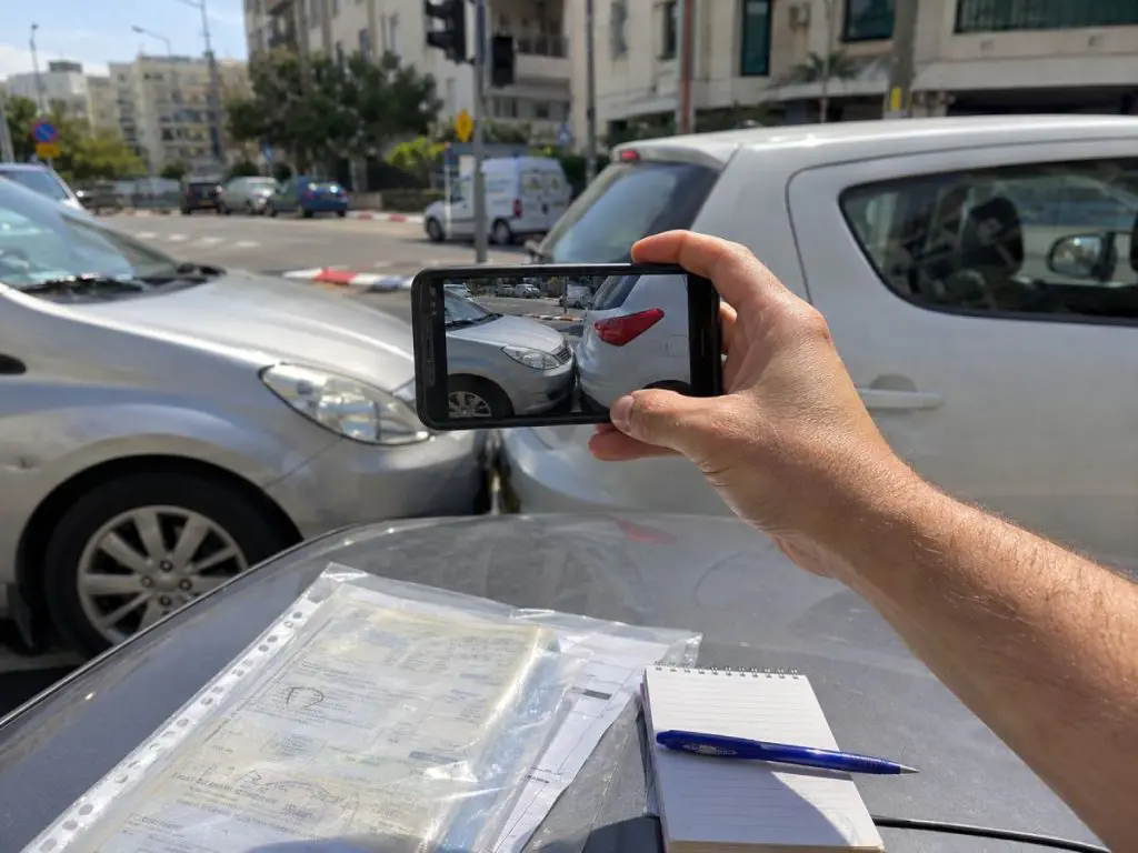 תיעוד נזקי תאונת דרכים באמצעות טלפון נייד