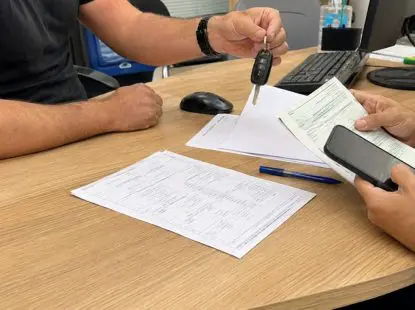 2 אנשים עושים העברת בעלות לרכב במשרד