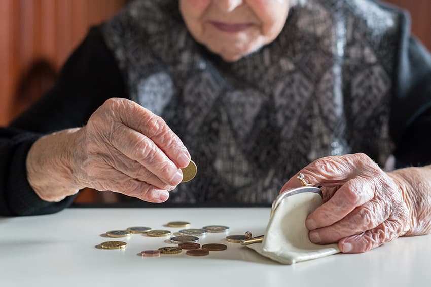 אשה מבוגרת סופרת כסף קטן