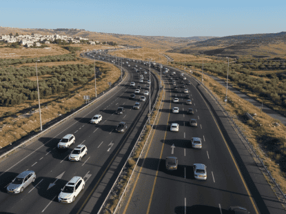 כביש מהיר עם נתיבים ומכוניות